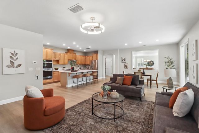 651 Hawkcrest Cir, Sacramento, CA 95835