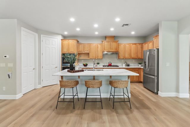 651 Hawkcrest Cir, Sacramento, CA 95835