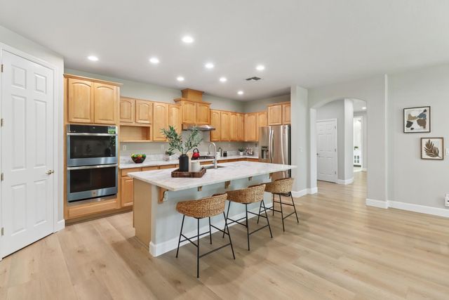 651 Hawkcrest Cir, Sacramento, CA 95835