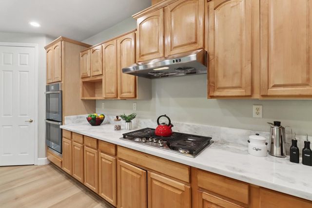 651 Hawkcrest Cir, Sacramento, CA 95835