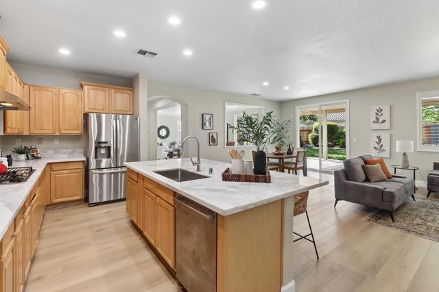 651 Hawkcrest Cir, Sacramento, CA 95835