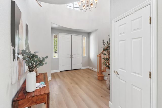 651 Hawkcrest Cir, Sacramento, CA 95835