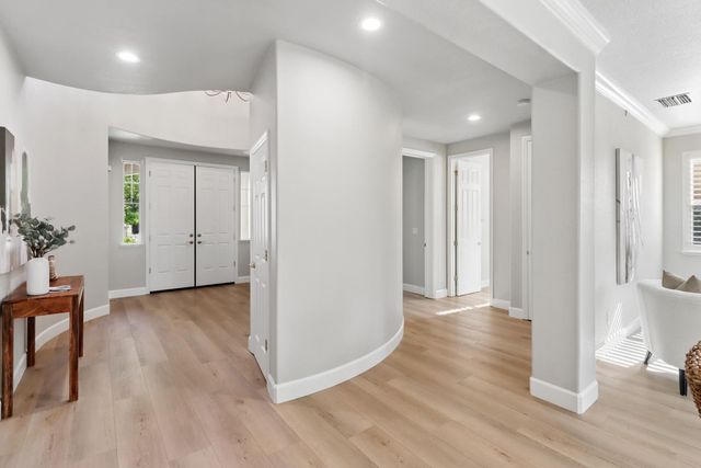 651 Hawkcrest Cir, Sacramento, CA 95835