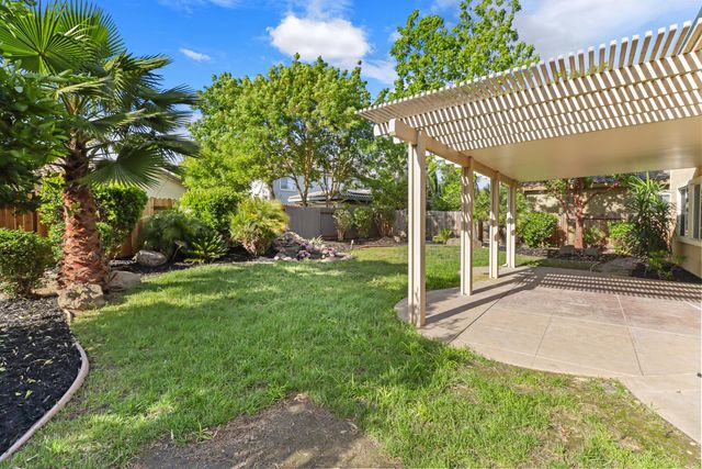 651 Hawkcrest Cir, Sacramento, CA 95835