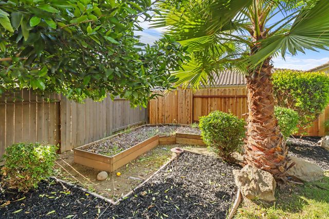 651 Hawkcrest Cir, Sacramento, CA 95835