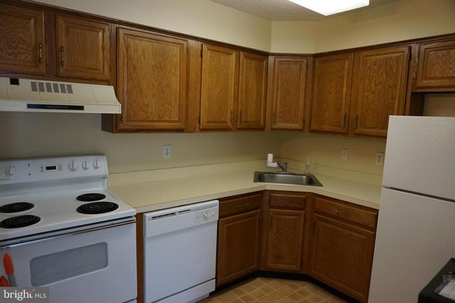 8612 TAMARRON DR, Plainsboro, NJ 08536