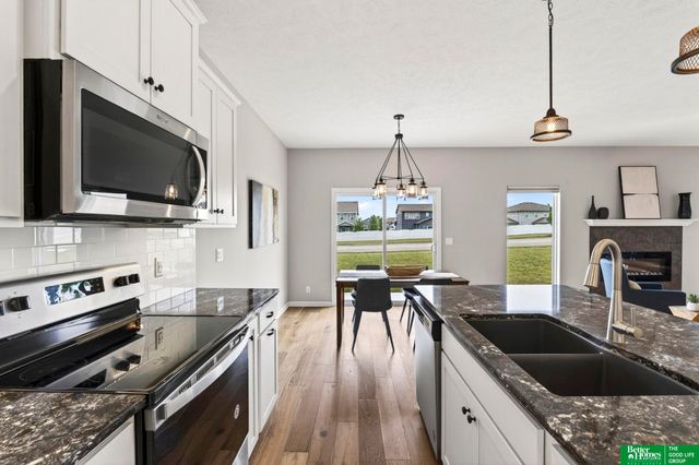 11211 Cove Hollow Drive, Papillion, NE 68046