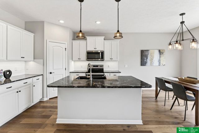 11211 Cove Hollow Drive, Papillion, NE 68046