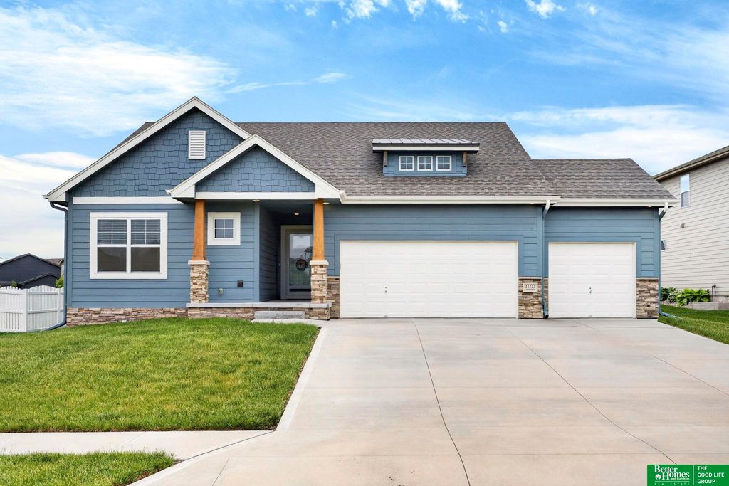 11211 Cove Hollow Drive, Papillion, NE 68046