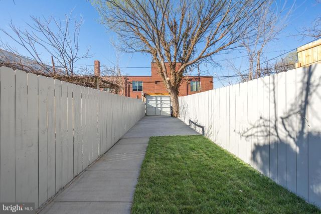 1209 SHEPHERD ST NW, Washington, DC 20011