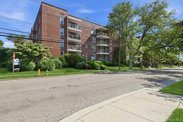 100 Brooklyn Avenue 4V, Freeport, NY 11520