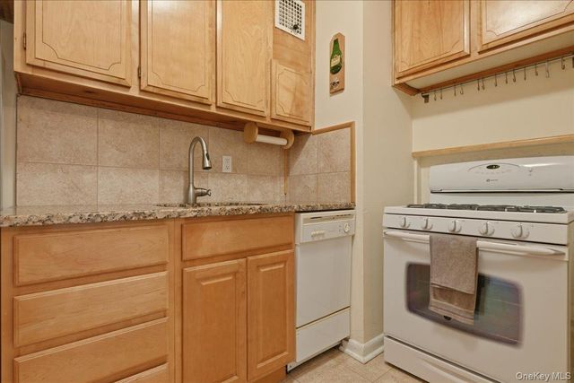 100 Brooklyn Avenue 4V, Freeport, NY 11520