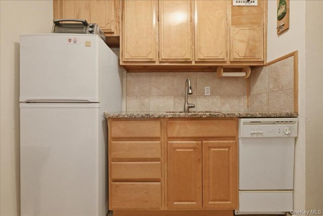 100 Brooklyn Avenue 4V, Freeport, NY 11520