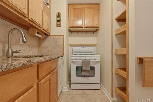 100 Brooklyn Avenue 4V, Freeport, NY 11520
