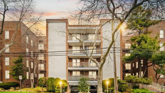 100 Brooklyn Avenue 4V, Freeport, NY 11520