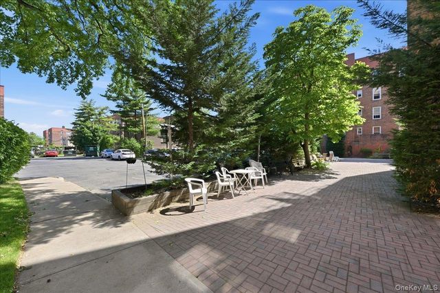 100 Brooklyn Avenue 4V, Freeport, NY 11520