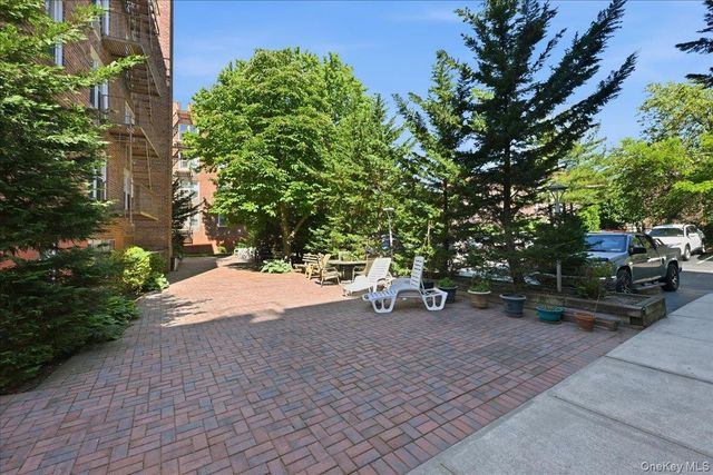 100 Brooklyn Avenue 4V, Freeport, NY 11520