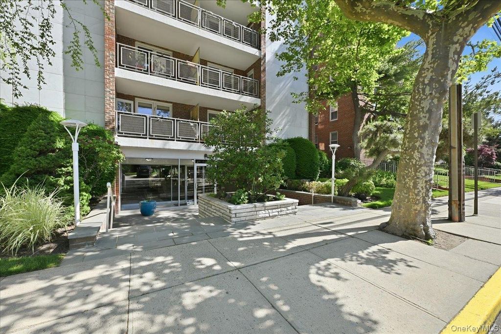 100 Brooklyn Avenue 4V, Freeport, NY 11520