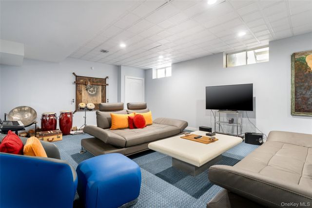 3 Polo Grounds Lane, East Quogue, NY 11942