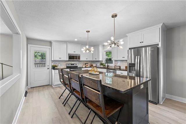 13101 NW Porter Road, Parkville, MO 64152