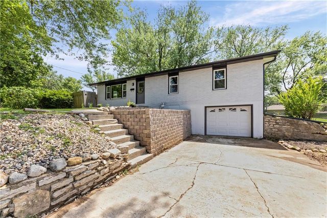 13101 NW Porter Road, Parkville, MO 64152