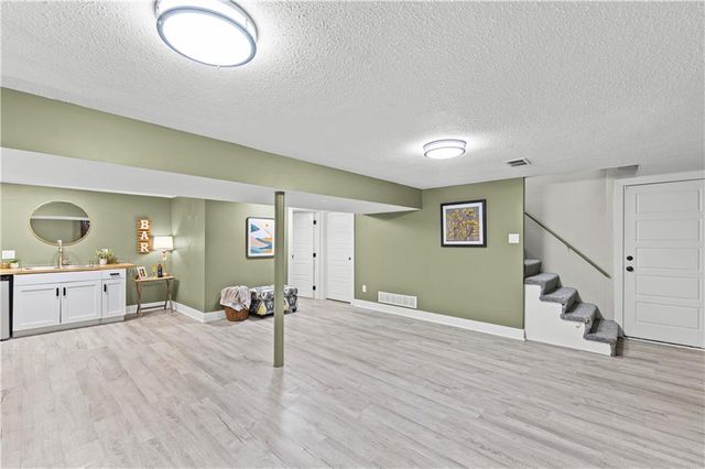 13101 NW Porter Road, Parkville, MO 64152