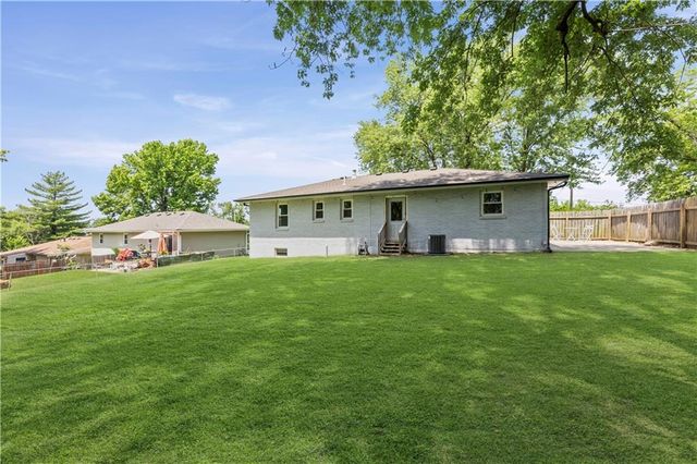13101 NW Porter Road, Parkville, MO 64152