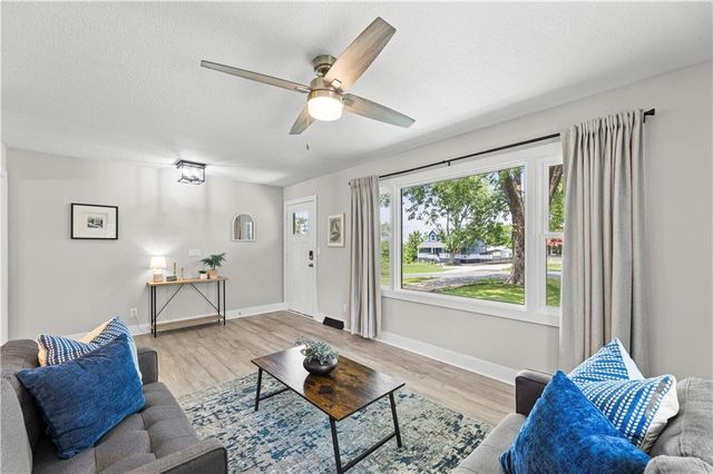 13101 NW Porter Road, Parkville, MO 64152
