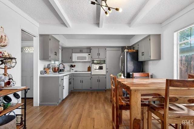 2304 Sandpiper Road, Bakersfield, CA 93309