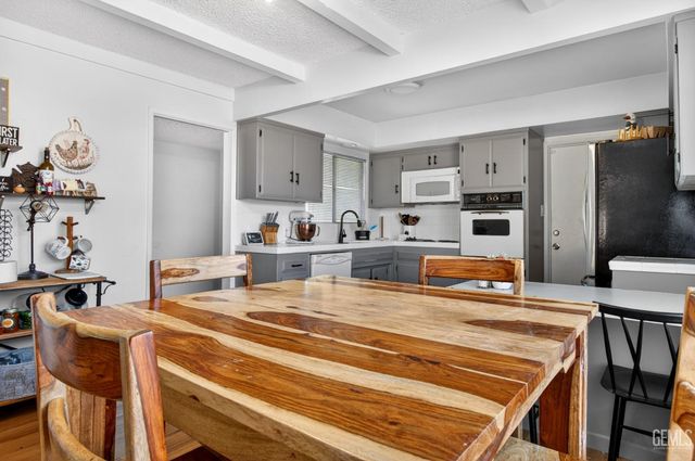 2304 Sandpiper Road, Bakersfield, CA 93309