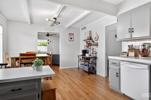 2304 Sandpiper Road, Bakersfield, CA 93309