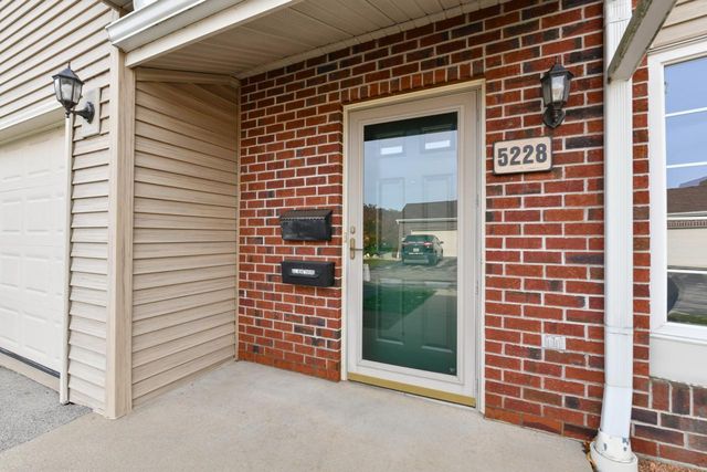 5228 S Hidden DRIVE, Greenfield, WI 53221