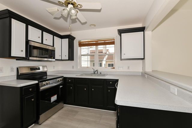 5228 S Hidden DRIVE, Greenfield, WI 53221