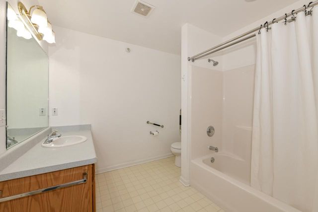 5228 S Hidden DRIVE, Greenfield, WI 53221