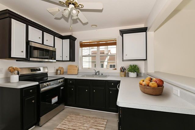 5228 S Hidden DRIVE, Greenfield, WI 53221