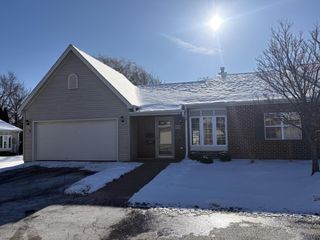 5228 S Hidden DRIVE, Greenfield, WI 53221