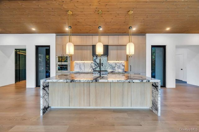 28 Watch Way, Lloyd Harbor, NY 11743