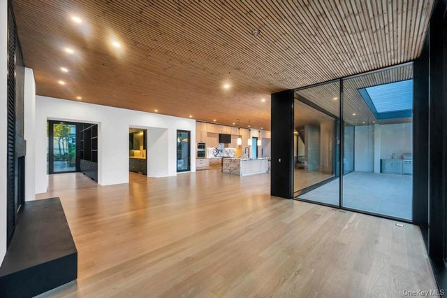 28 Watch Way, Lloyd Harbor, NY 11743