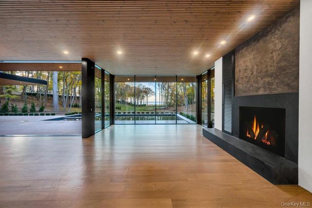 28 Watch Way, Lloyd Harbor, NY 11743