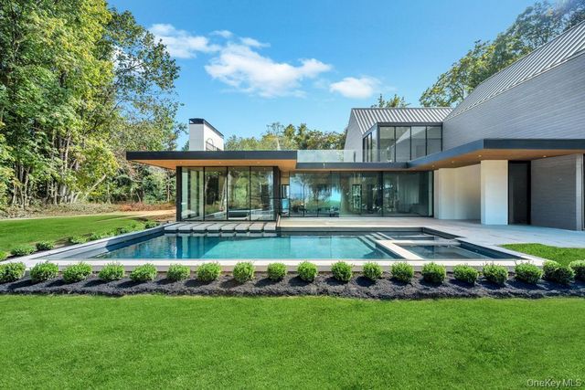 28 Watch Way, Lloyd Harbor, NY 11743