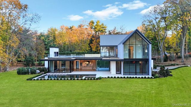 28 Watch Way, Lloyd Harbor, NY 11743