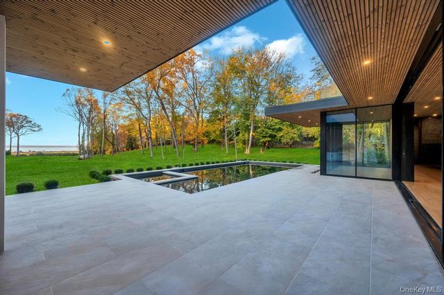 28 Watch Way, Lloyd Harbor, NY 11743