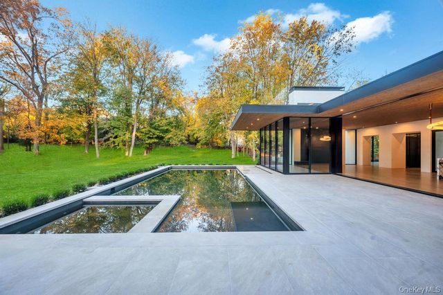 28 Watch Way, Lloyd Harbor, NY 11743