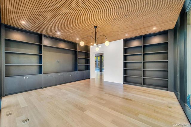 28 Watch Way, Lloyd Harbor, NY 11743