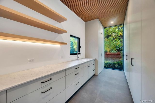 28 Watch Way, Lloyd Harbor, NY 11743