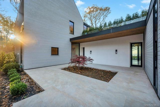 28 Watch Way, Lloyd Harbor, NY 11743