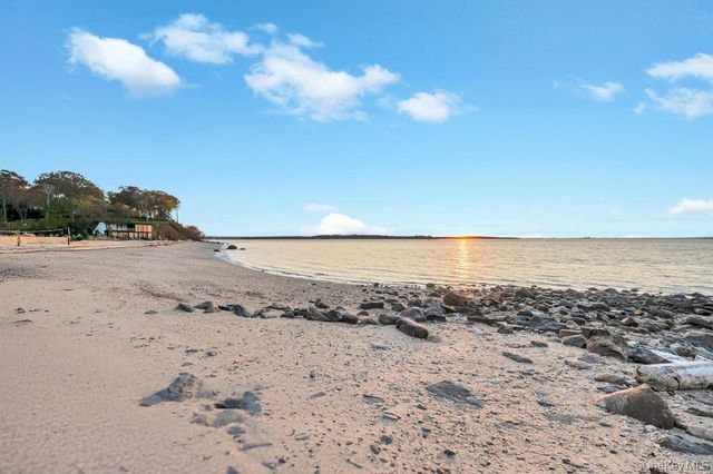 28 Watch Way, Lloyd Harbor, NY 11743