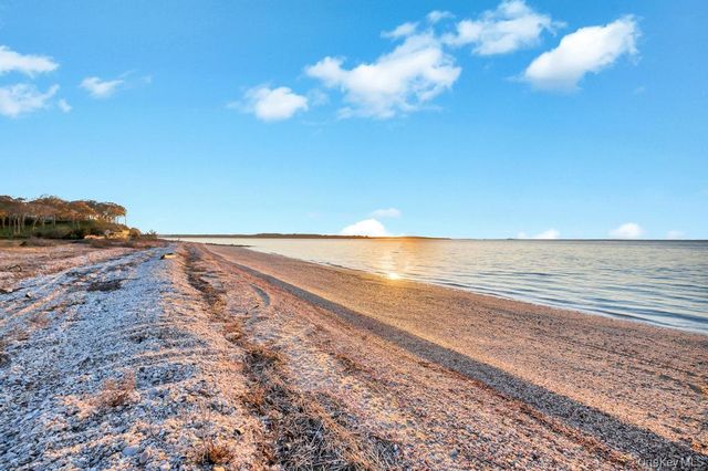 28 Watch Way, Lloyd Harbor, NY 11743