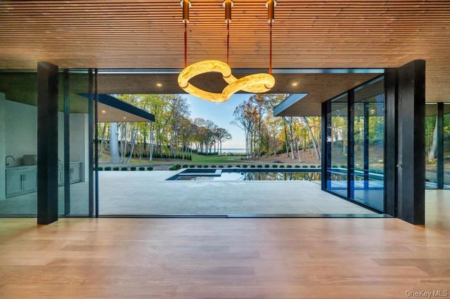 28 Watch Way, Lloyd Harbor, NY 11743