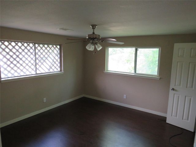 7102 N Highway 6, Hitchcock, TX 77563